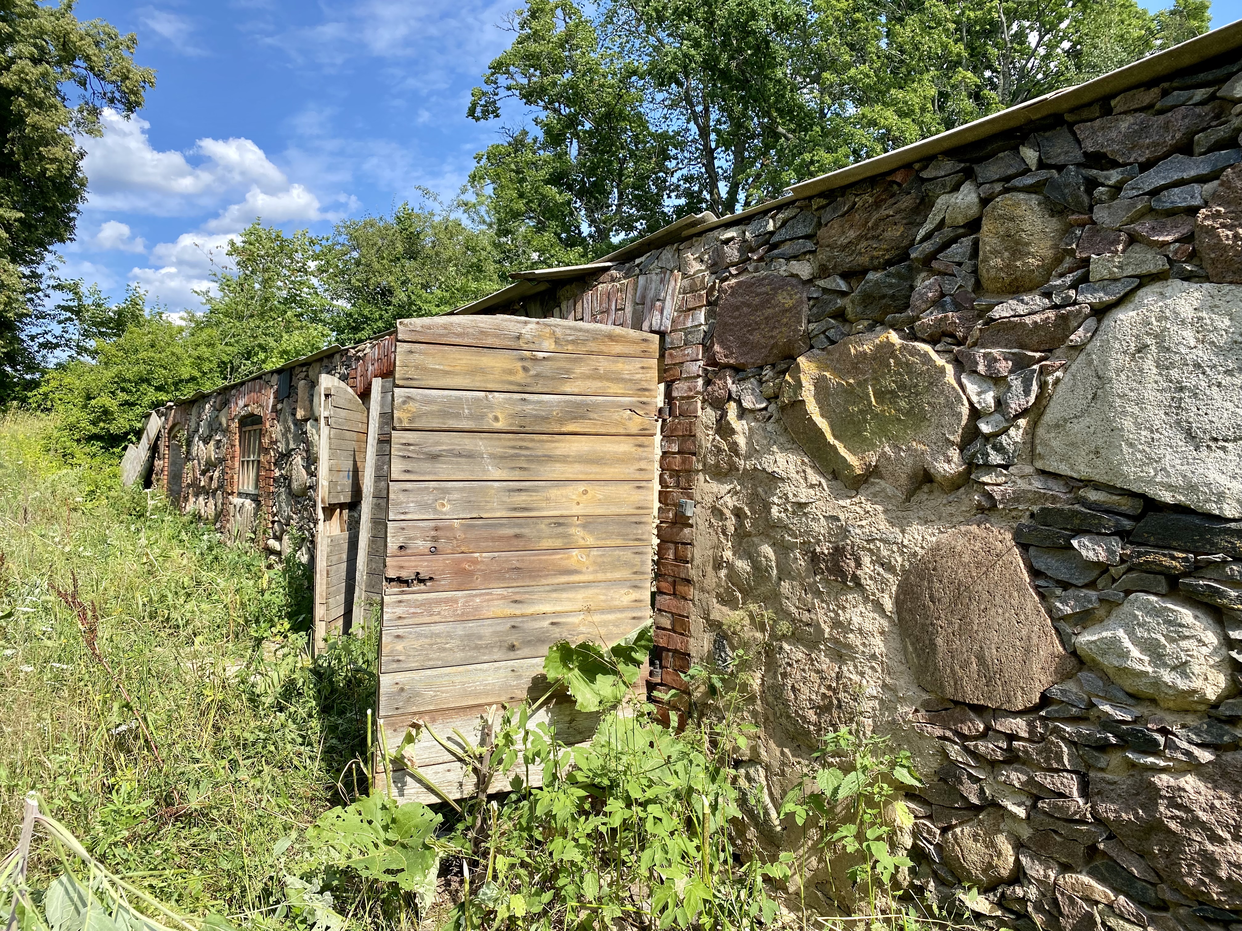 Pārdod māju, Kalēji - Attēls 1