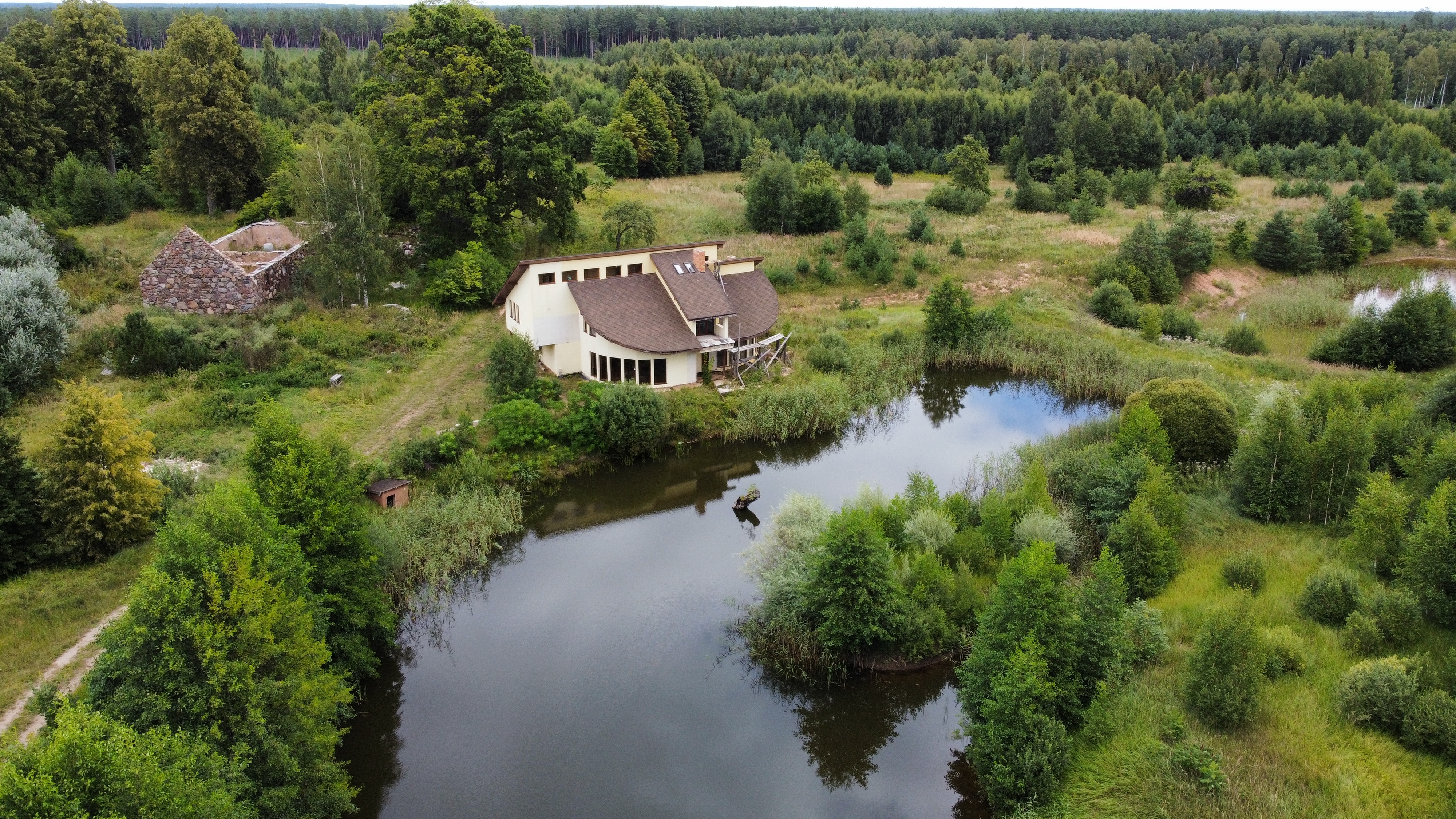 Pārdod māju, Kalēji - Attēls 1