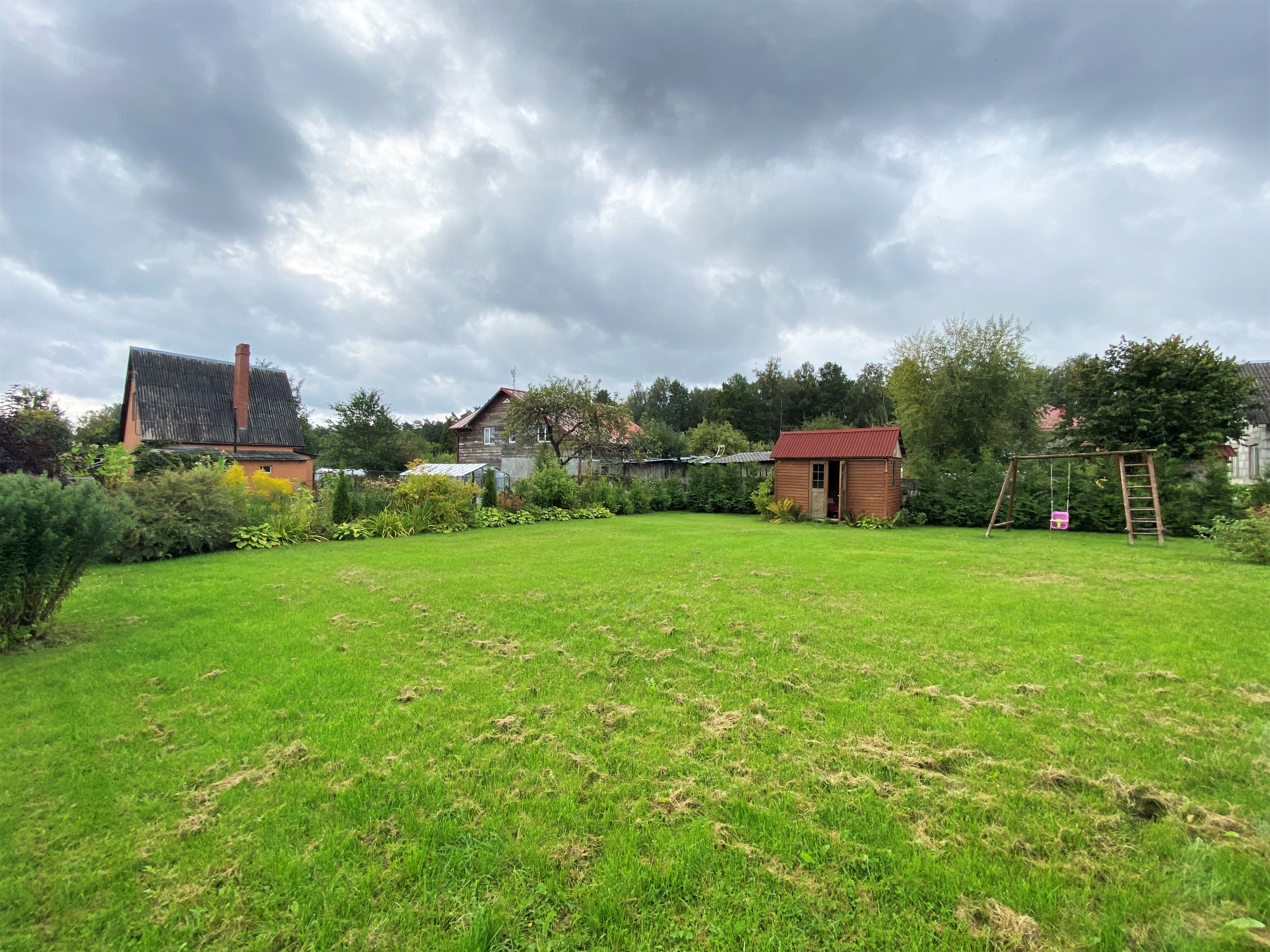 Pārdod māju, Ciema iela - Attēls 1