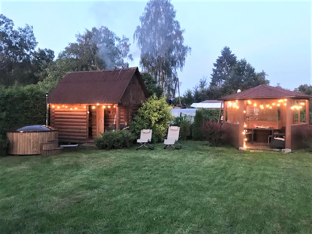 Pārdod māju, Ciema iela - Attēls 1