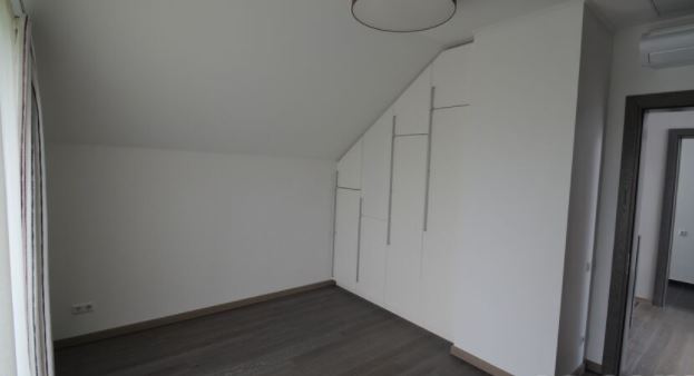 Pārdod māju, Jūras iela - Attēls 1