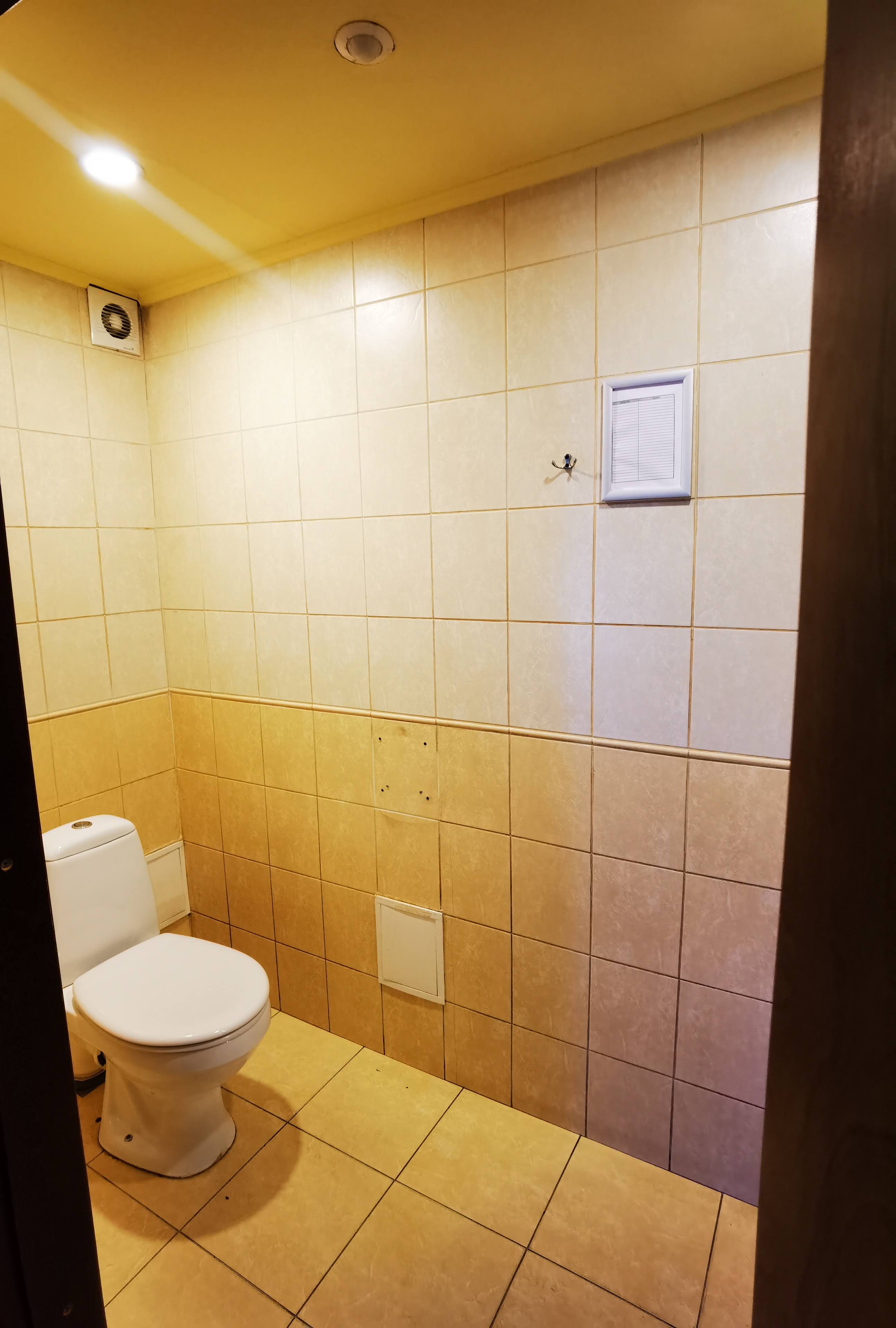 Pārdod māju, Satiksmes iela - Attēls 1