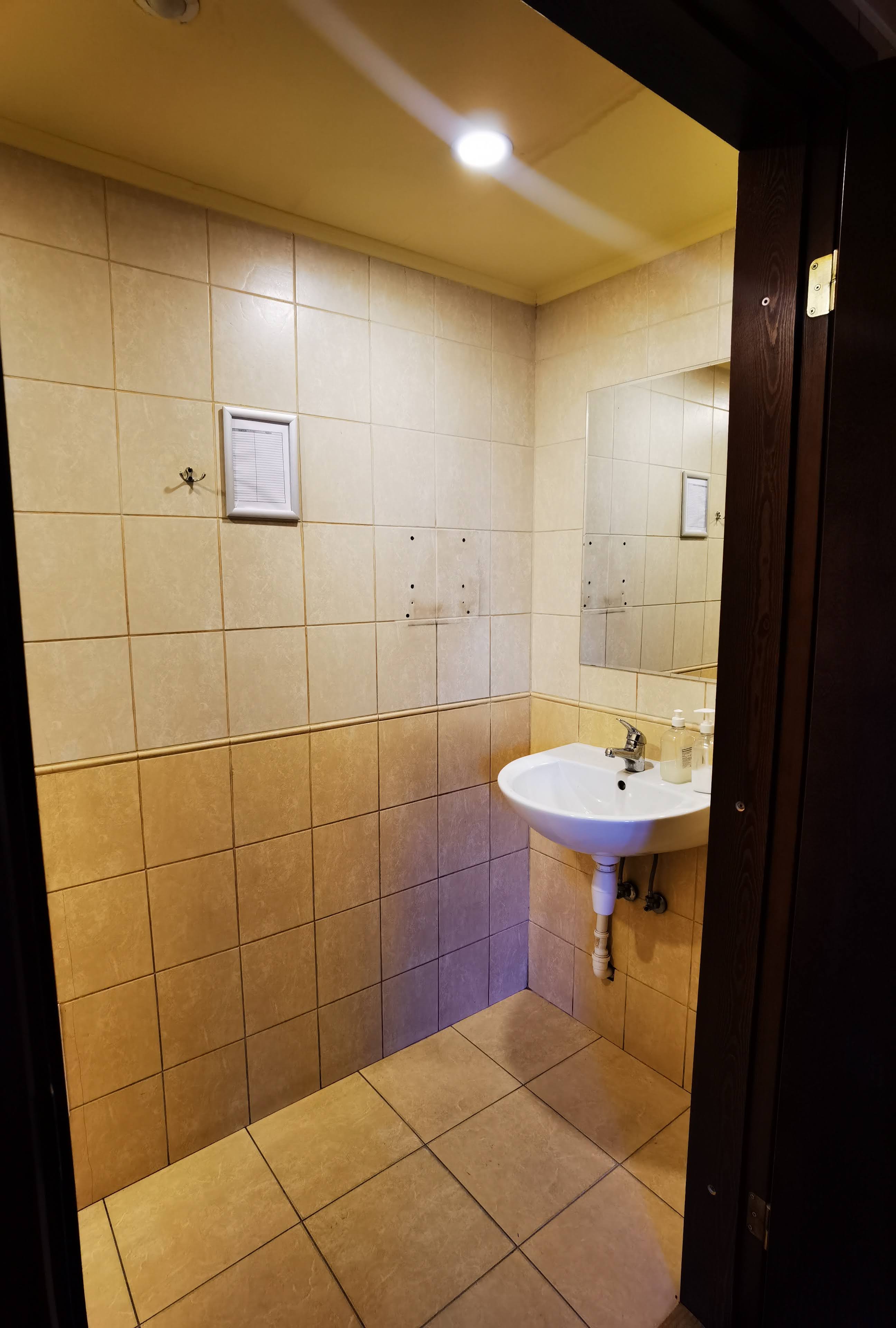 Pārdod māju, Satiksmes iela - Attēls 1