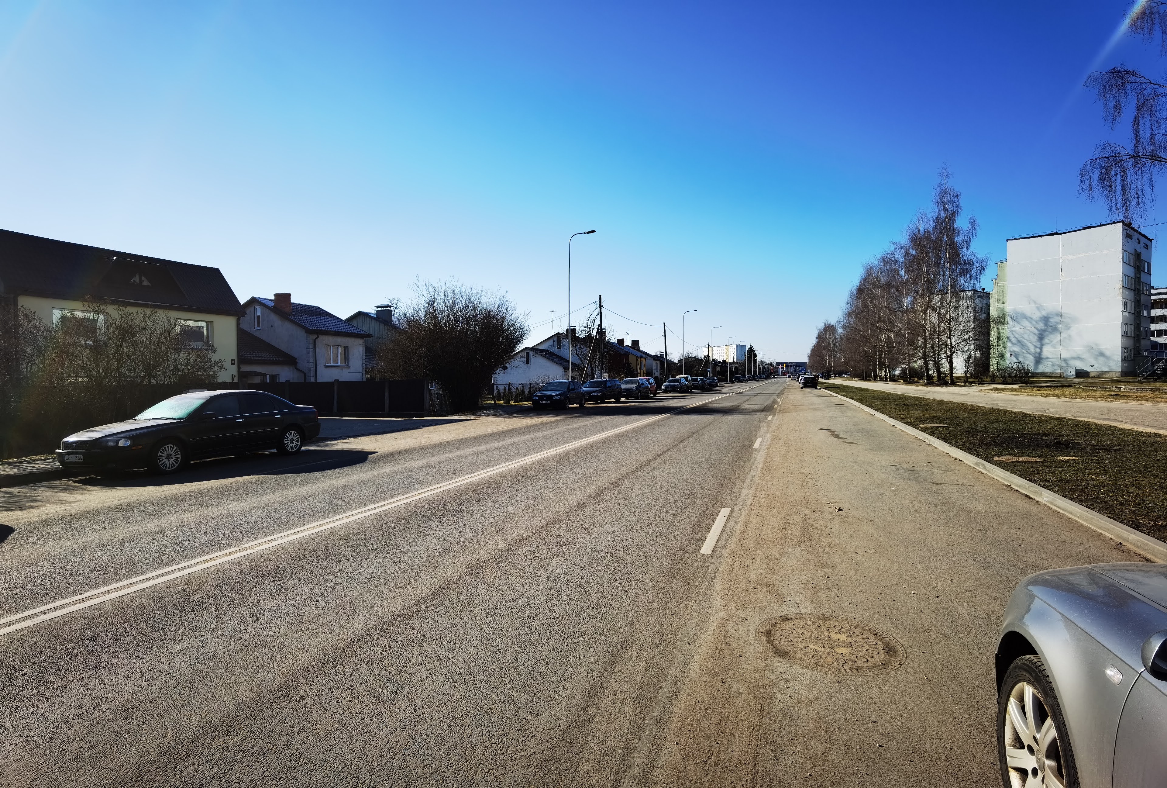 Pārdod māju, Satiksmes iela - Attēls 1