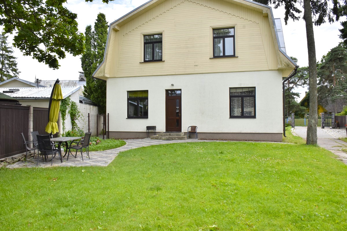 Izīrē māju, Rīgas iela - Attēls 1