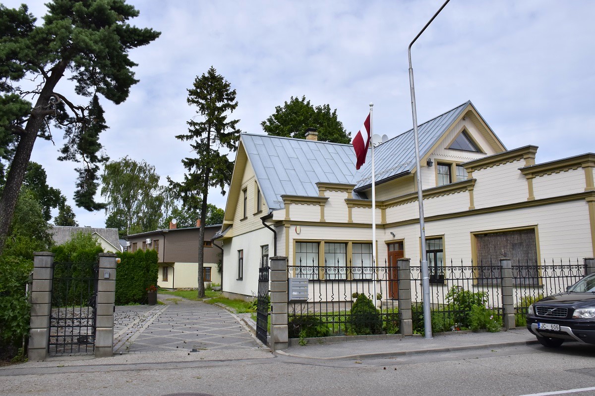 Izīrē māju, Rīgas iela - Attēls 1