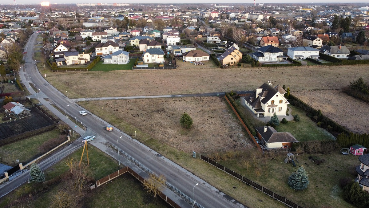 Pārdod zemi, Rožu iela - Attēls 1