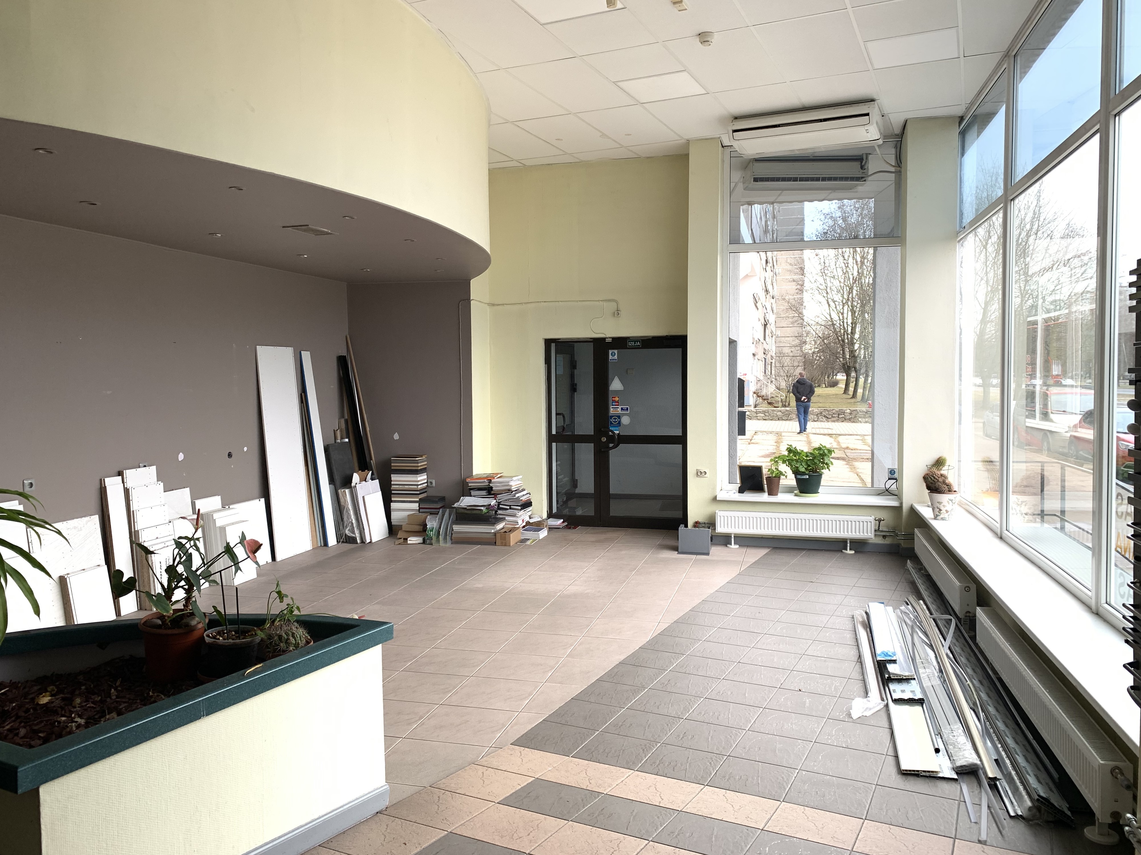 Iznomā tirdzniecības telpas, Dzelzavas iela - Attēls 1