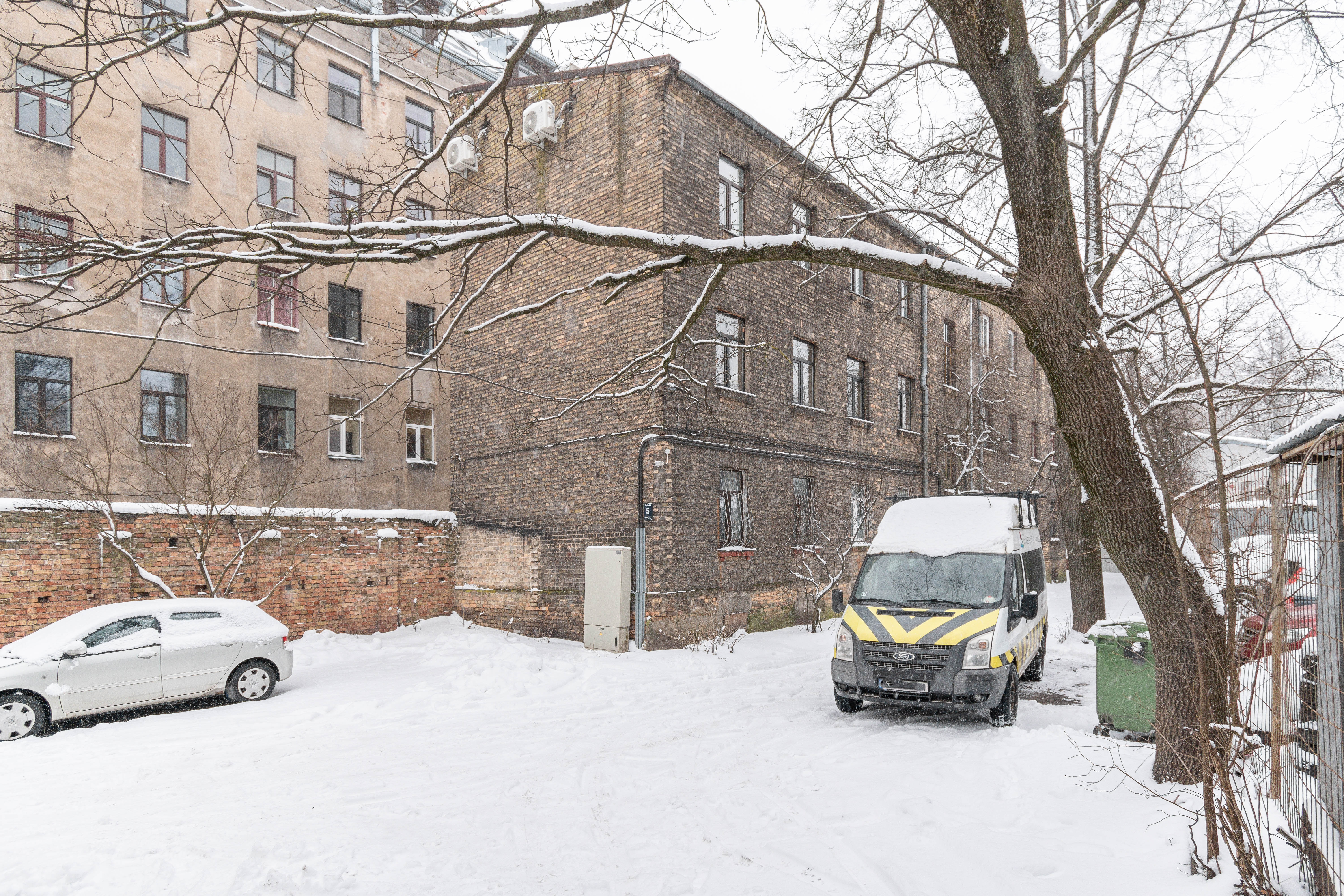 Pārdod dzīvokli, Ādmiņu iela 5 - Attēls 1