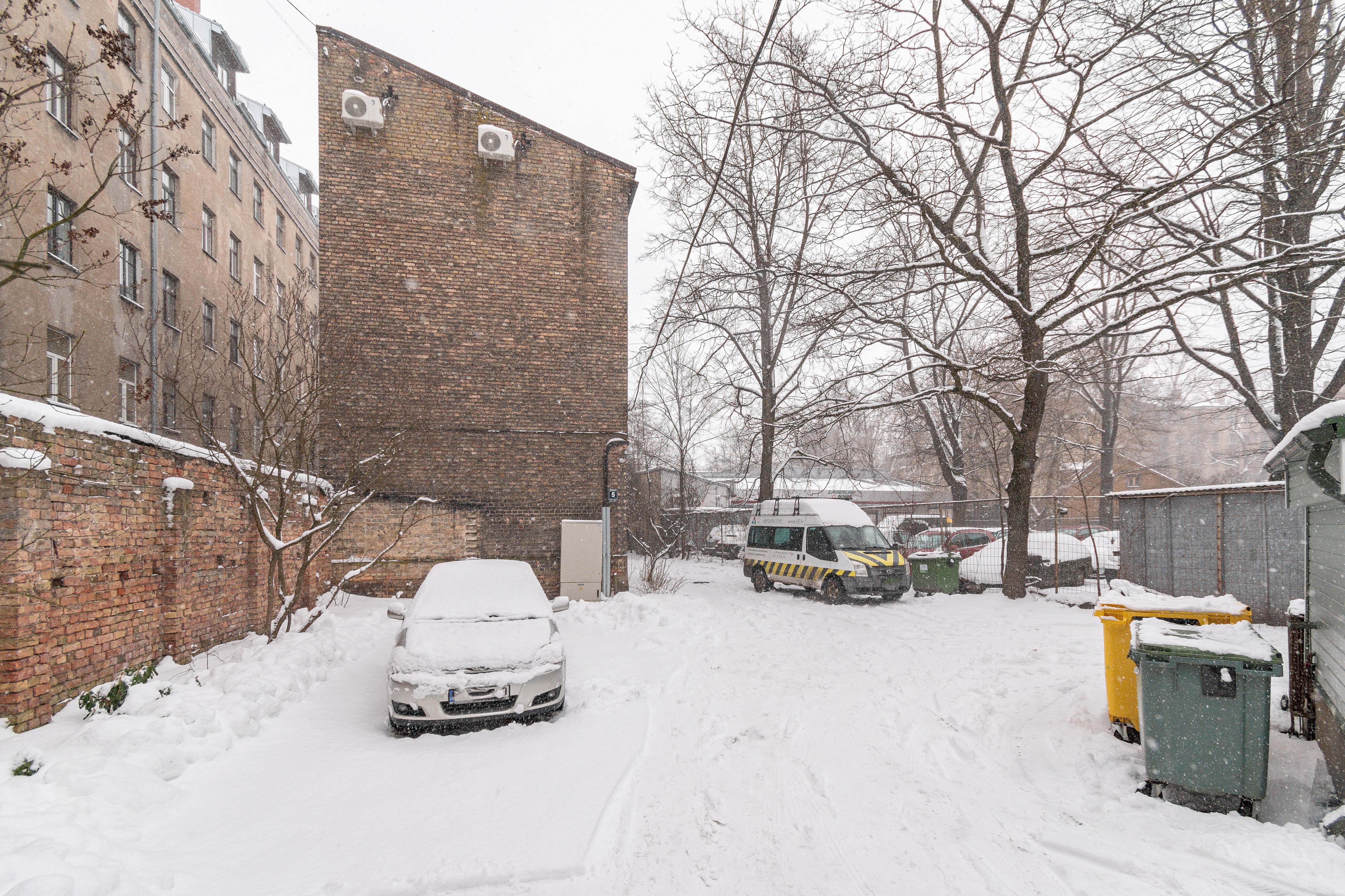 Pārdod dzīvokli, Ādmiņu iela 5 - Attēls 1