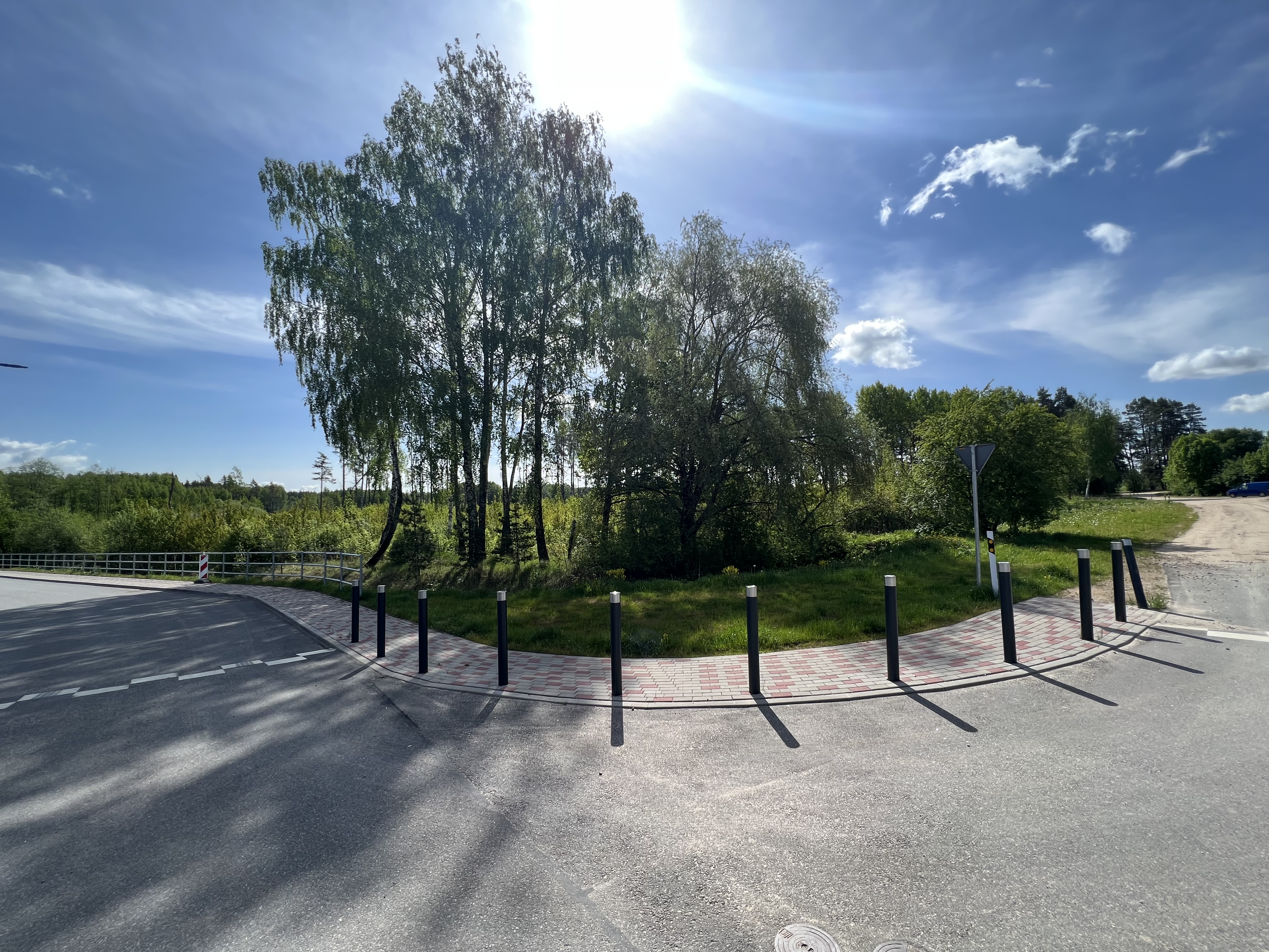 Pārdod zemi, Saules iela - Attēls 1