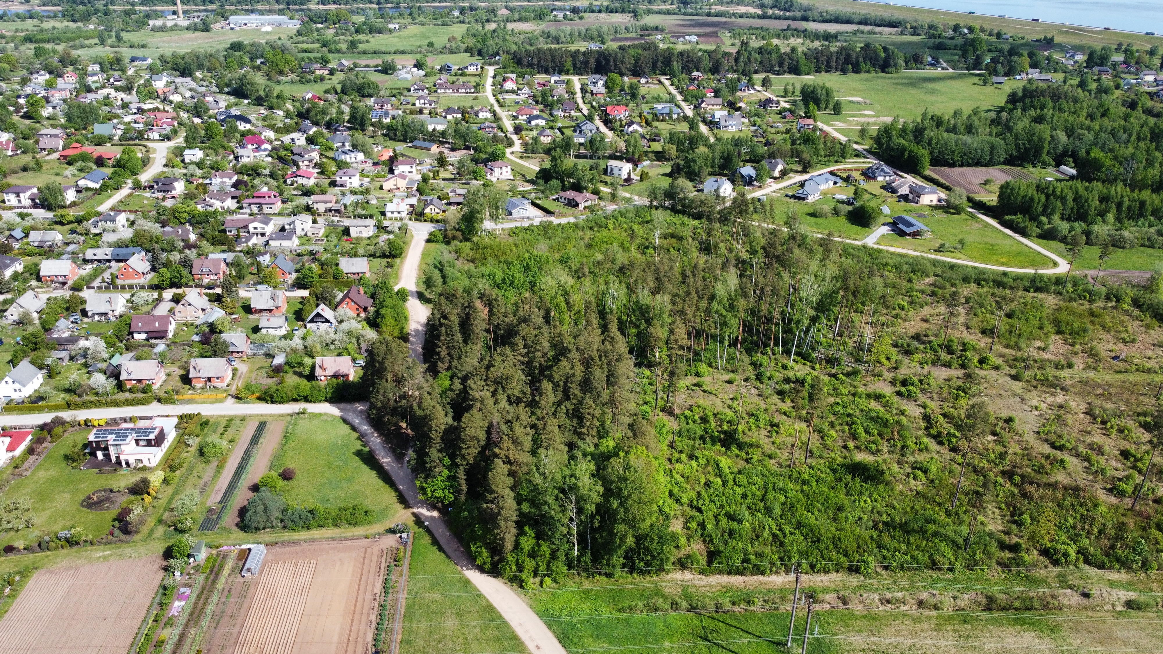 Pārdod zemi, Saules iela - Attēls 1