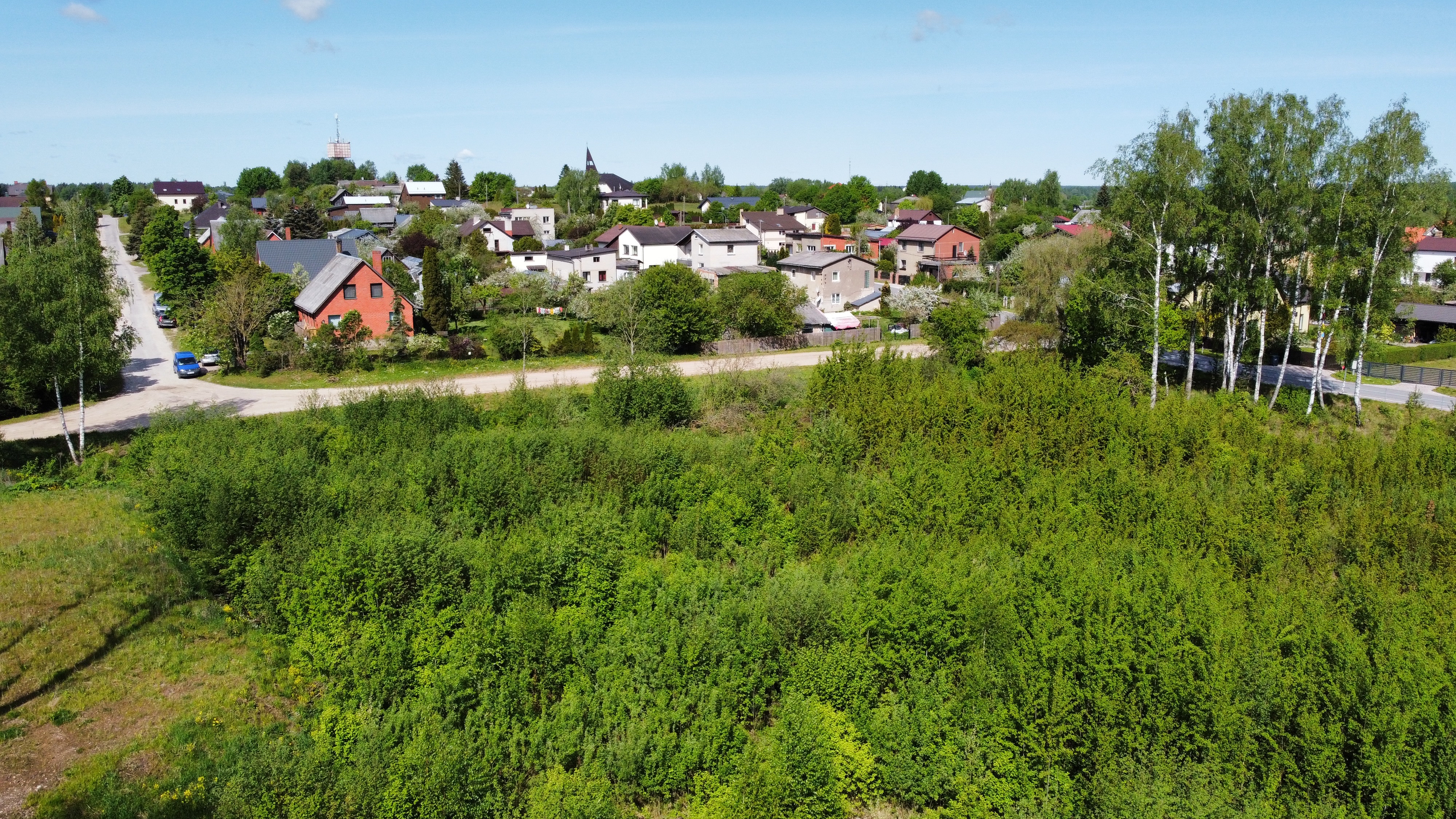 Pārdod zemi, Saules iela - Attēls 1