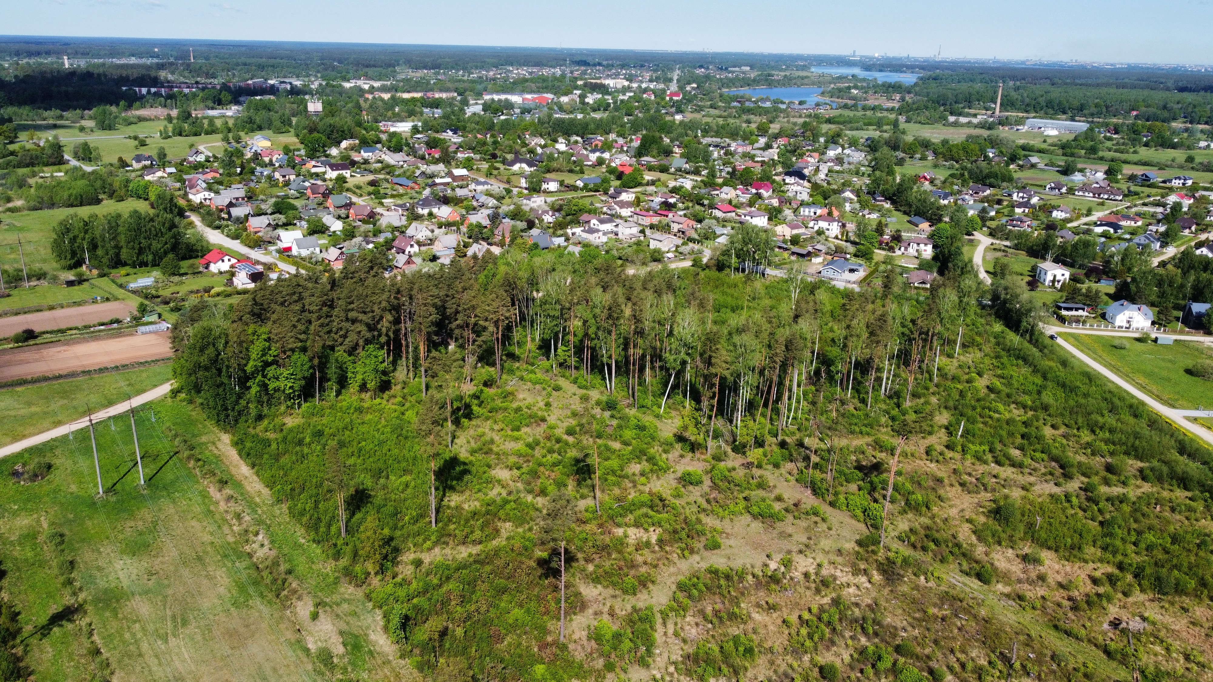 Pārdod zemi, Saules iela - Attēls 1